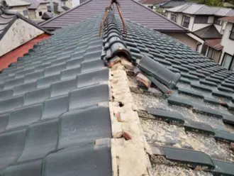 台風被害を受けた瓦屋根